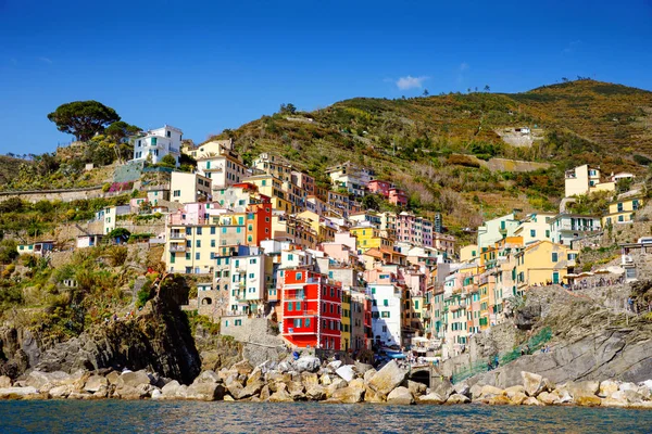Ligurië, Italië kustlijn van Riviera met kleurrijke huizen op zonnige warme dag. Monterosso al Mare, Vernazza, Corniglia, Manarola en Riomaggiore, nationaal park Cinque Terre, UNESCO werelderfgoed — Stockfoto