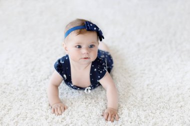 Şirin Bebek kız mavi giysiler ve kafa bandı.