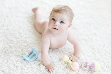 Renkli pastel, eski model çıngıraklı yılanla oynayan tatlı bir kız.
