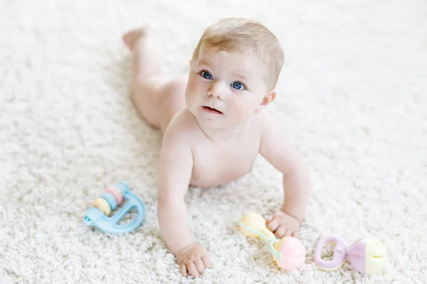 Bonito bebê menina jogar com colorido pastel vintage chocalho brinquedo — Fotografia de Stock