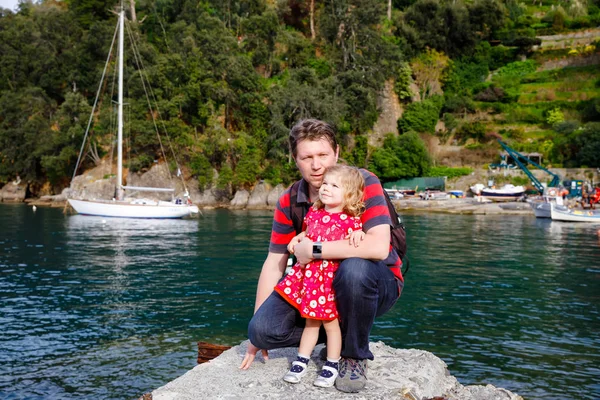 Happy young father having fun cute toddler daughter, family portrait together. man with beautiful baby girl on family vacations. Dad with little child outdoors, hugging. Love, bonding — Stock Photo, Image