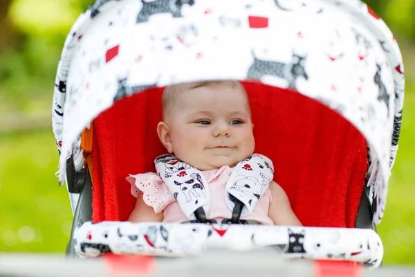 Linda niña hermosa de 6 meses sentada en el cochecito o cochecito y esperando a mamá — Foto de Stock