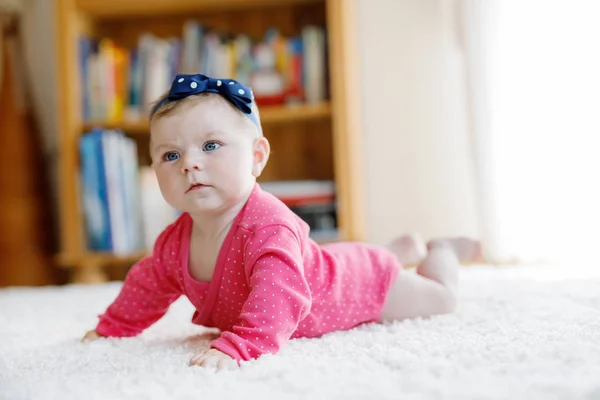 Portrait de petite petite fille de 5 mois à l'intérieur à la maison — Photo