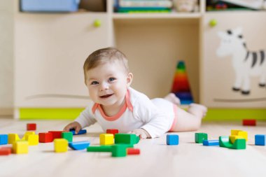 Şirin Bebek kız renkli çıngırak oyuncaklar ile oynama