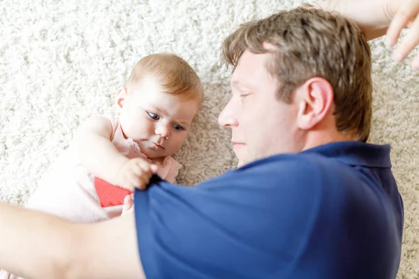 Feliz orgulhoso jovem pai com bebê recém-nascido filha, retrato de família juntos — Fotografia de Stock