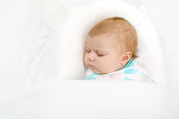 Χαριτωμένο μικρό κορίτσι νεογέννητο μωρό στον ύπνο τυλιγμένο σε κουβέρτα — Φωτογραφία Αρχείου