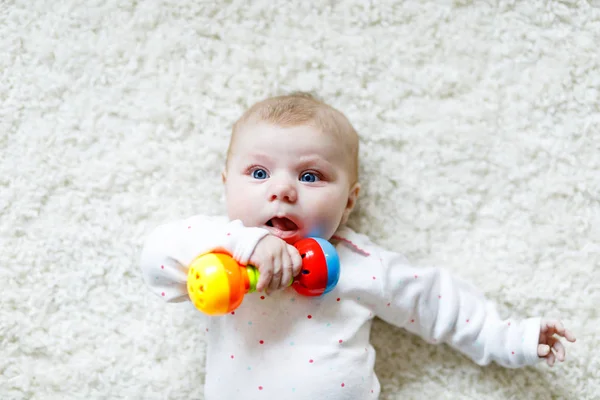 Mignon bébé fille jouer avec coloré hochet jouet — Photo