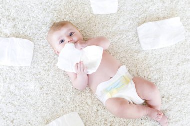 Bebek bezli yeni doğmuş bir kız bebek. Kuru cilt ve kreş