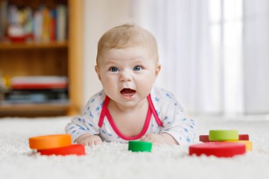 Renkli ahşap çıngırak oyuncakla oynamak sevimli bebeğim