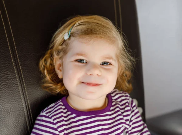 Retrato de adorable linda niña de dos años. Hermoso bebé con cabellos rubios mirando y sonriendo a la cámara. Feliz niño sano. — Foto de Stock