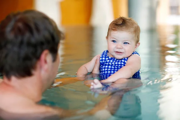 Feliz padre de mediana edad nadando con linda niña adorable en la piscina. — Foto de Stock