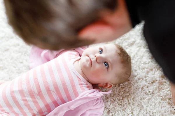 Glada stolta unga far med nyfödda dotter, familjeporträtt tillsammans — Stockfoto