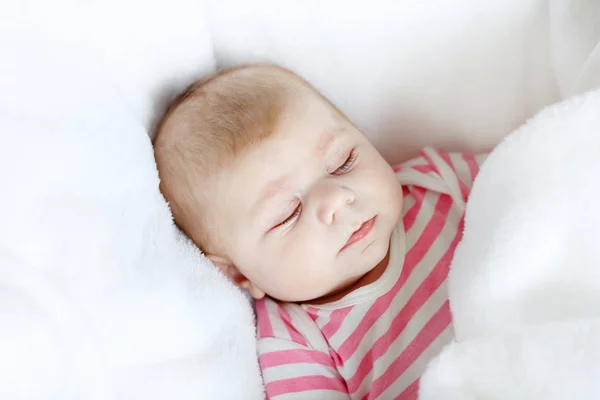 Retrato de bonito adorável bebê recém-nascido criança dormindo — Fotografia de Stock