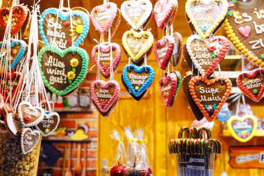 Alman Noel Pazarı'nda Gingerbread Hearts. Nürnberg, Münih, Fulda, Berlin, Almanya'da Hamburg xmas pazarı. Almanca ben ve tatlı fare seviyorum.