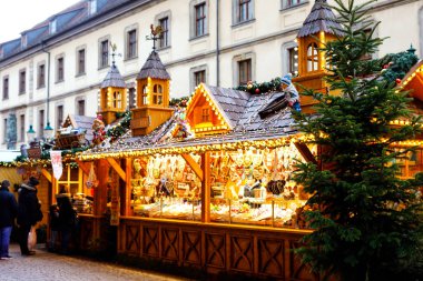Nürnberg, Almanya tarihi merkezinde geleneksel noel pazarı. Tatlılar, mulled şarap ve Xmas dekorasyon ve Alman hediyeleri ile çelenk ve ışıklar satış tezgahları ile dekore.