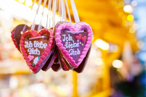 Corazones de jengibre en el Mercado Alemán de Navidad. Nuremberg, Múnich, Fulda, Berlín, Hamburgo mercado de Navidad en Alemania. En alemán te amo. . —  Fotos de Stock