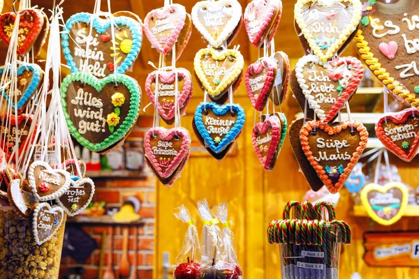 Pepparkakshjärtan på tyska julmarknad. Nürnberg, München, Fulda, Berlin, Hamburg Xmas marknaden i Tyskland. I tyska språket jag älskar dig och söt mus. — Stockfoto