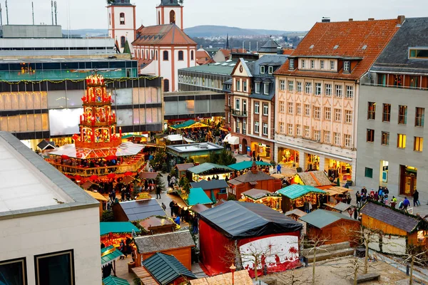 位于德国纽伦堡历史中心的传统圣诞市场。装饰有花环和灯光销售摊位，有糖果、葡萄酒、圣诞装饰和德国礼品. — 图库照片