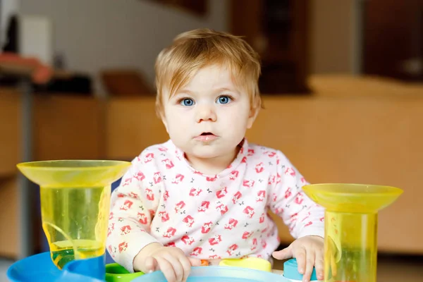 Schattig schattig mooi klein meisje spelen met educatief speelgoed thuis of in de kinderkamer. Gelukkig gezond kind met plezier en sorteren kleurrijke verschillende plastic ballen. Kind dat verschillende vaardigheden leert — Stockfoto