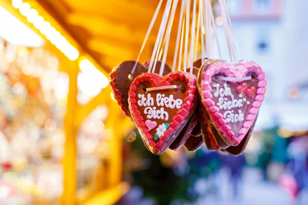 Gingerbread Hearts no Mercado Alemão de Natal. Nuremberg, Munique, Fulda, Berlim, Hamburgo mercado xmas na Alemanha. Em alemão Eu te amo . — Fotografia de Stock