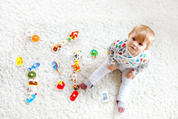 Underbara söt vacker liten flicka leker med pedagogiska leksaker som trä pussel hemma eller plantskola. Glad frisk barn att ha kul med färgglada olika leksaker. Grabben lär sig olika färdigheter — Stockfoto