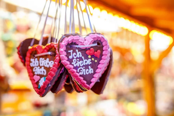 Corazones de jengibre en el Mercado Alemán de Navidad. Nuremberg, Múnich, Fulda, Berlín, Hamburgo mercado de Navidad en Alemania. En alemán te amo. . — Foto de Stock