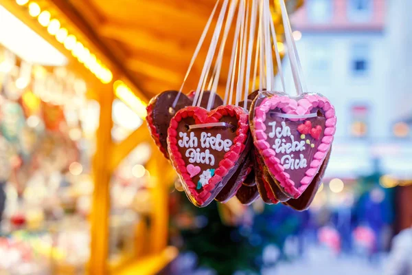 Cuori di pan di zenzero al mercatino di Natale tedesco. Norimberga, Monaco di Baviera, Fulda, Berlino, Amburgo mercato di Natale in Germania. In tedesco ti amo . — Foto Stock
