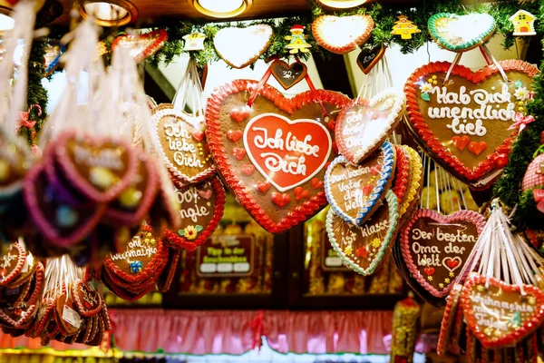 Mézeskalács Hearts a német karácsonyi piacon. Nürnberg, München, Fulda, Berlin, Hamburg karácsonyi piac Németországban. Német nyelven szeretlek. — Stock Fotó
