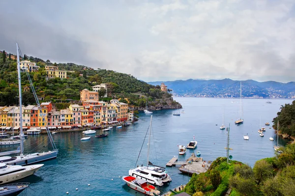 Portofino 'nun küçük limanında renkli evleri, lüks tekneleri ve yatları olan güzel küçük bir köyü var. Liguria, İtalya. Sıcak bir yaz gününde