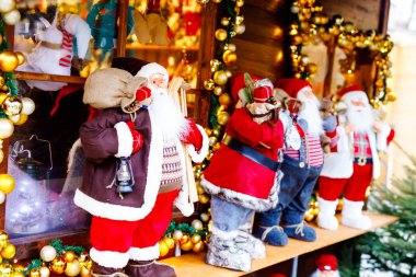 Almanya'da noel pazarı sevimli Santa Clause Alman dekorasyon, hediyeler, Xmas ağaç topları ve satılık aydınlatma Weihnachtsmann denilen
