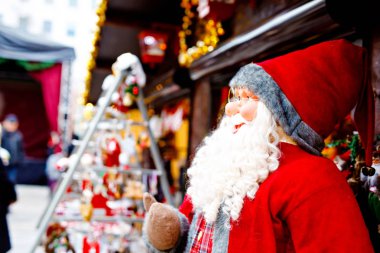 Almanya'da noel pazarı sevimli Santa Clause Alman dekorasyon, hediyeler, Xmas ağaç topları ve satılık aydınlatma Weihnachtsmann denilen