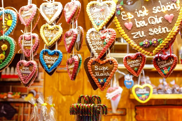 Gingerbread Hearts at German Christmas Market. Nuremberg, Munich, Fulda, Berlin, Hamburg xmas market in Germany. In German language It is beautiful to be with you. — Stock Photo, Image