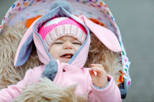 可爱的小美丽的小女孩坐在婴儿车或婴儿车在秋天的一天。快乐微笑的孩子穿着保暖的衣服，时尚时尚的婴儿外套。健康幼儿与父母一起在新鲜空气中散步 — 图库照片