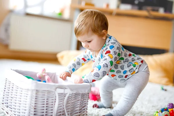 Prachtige schattige mooie kleine baby meisje spelen met educatief speelgoed thuis of kwekerij. Gelukkig gezond kind leren kruipen en staan. — Stockfoto