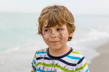 Tropik sahilde eğleniyor küçük çocuk çocuk