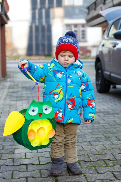 Μικρό αγόρι που κρατάει αυτοσχέδια φανάρια για μια παρέλαση του Χάλογουιν ή του Αγίου Μαρτίνου. Όμορφη υγιή χαριτωμένο παιδί χαρούμενος για τα παιδιά και την οικογενειακή παρέλαση στο νηπιαγωγείο. Γερμανική παράδοση Martinsumzug — Φωτογραφία Αρχείου