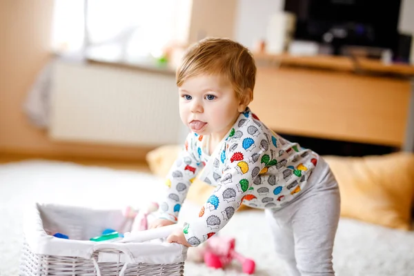 Prachtige schattige mooie kleine baby meisje spelen met educatief speelgoed thuis of kwekerij. Gelukkig gezond kind leren kruipen en staan. — Stockfoto