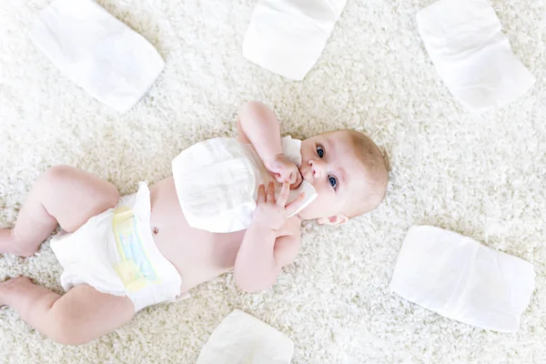 Nyfödd flicka med blöjor. Torr hud och plantskola — Stockfoto