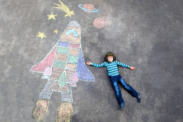 Little kid boy flying by a space shuttle chalks picture — Stock Photo, Image