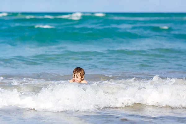 Niño rubio divirtiéndose en la playa del océano en Florida — Foto de Stock