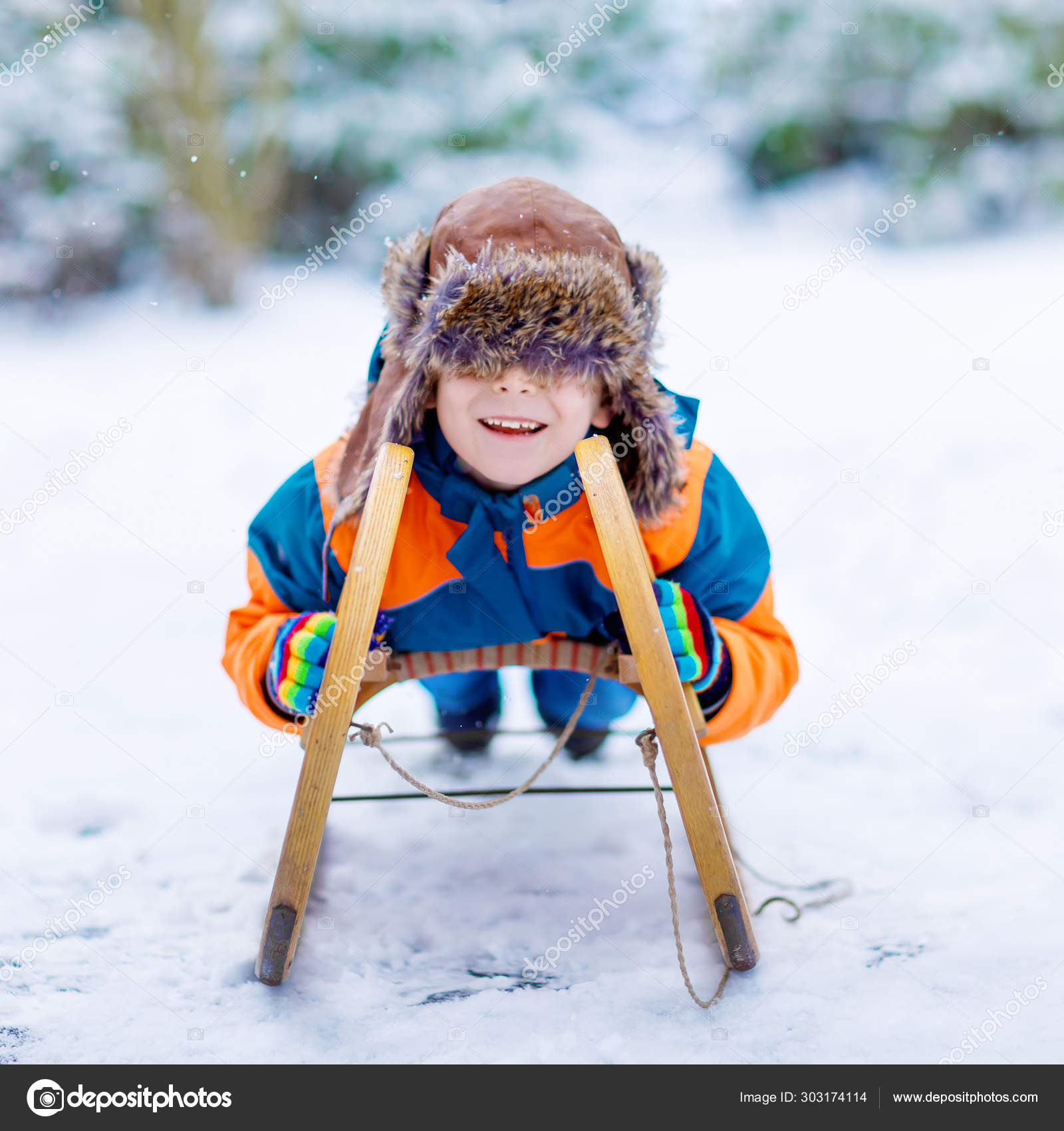 Amusant Petit Garçon En Vêtements D'hiver Se Promène Pendant Une Chute De  Neige Activités De Plein Air D'hiver Pour Les Enfants
