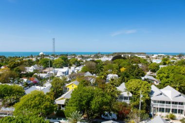 Key West şehir merkezinde tarihi ve popüler merkezi ve Duval Street. Florida, Amerika Birleşik Devletleri'nde güzel küçük bir kasaba. Renkli evler ile.