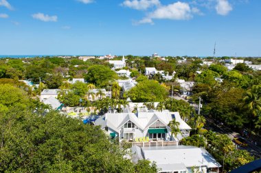 o tarihi ve popüler merkezi ve Duval Street şehir Key West. Florida, Amerika Birleşik Devletleri'nde güzel küçük bir kasaba. Renkli evler ile.