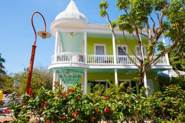 o tarihi ve popüler merkezi ve Duval Street şehir Key West. Florida, Amerika Birleşik Devletleri'nde güzel küçük bir kasaba. Renkli evler ile.