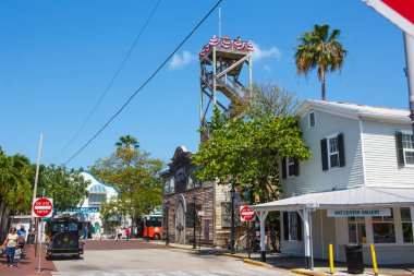 Key West, Florida Usa - 13 Nisan 2016: Key West şehir merkezindeki tarihi ve popüler merkez ve Duval Caddesi. Florida, Amerika Birleşik Devletleri'nde güzel küçük kasaba