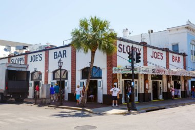 Key West, Florida Usa - 13 Nisan 2016: Key West şehir merkezindeki tarihi ve popüler merkez ve Duval Caddesi. Florida, Amerika Birleşik Devletleri'nde güzel küçük kasaba