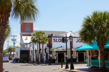 Key West, Florida Usa - 13 Nisan 2016: Key West şehir merkezindeki tarihi ve popüler merkez ve Duval Caddesi. Florida, Amerika Birleşik Devletleri'nde güzel küçük kasaba