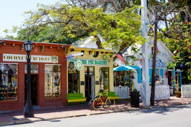 Key West, Florida Usa - 13 Nisan 2016: Key West şehir merkezindeki tarihi ve popüler merkez ve Duval Caddesi. Florida, Amerika Birleşik Devletleri'nde güzel küçük kasaba
