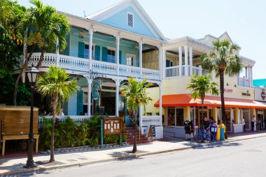 Key West, Florida Usa - 13 Nisan 2016: Key West şehir merkezindeki tarihi ve popüler merkez ve Duval Caddesi. Florida, Amerika Birleşik Devletleri'nde güzel küçük kasaba