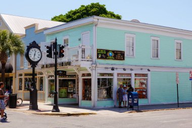 Key West, Florida Usa - 13 Nisan 2016: Key West şehir merkezindeki tarihi ve popüler merkez ve Duval Caddesi. Florida, Amerika Birleşik Devletleri'nde güzel küçük kasaba